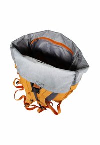 Mochila de color naranja brillante con una parte superior de tela gris, que cuenta con una gran abertura, un bolsillo interior con cremallera y correas ajustables para un transporte seguro.