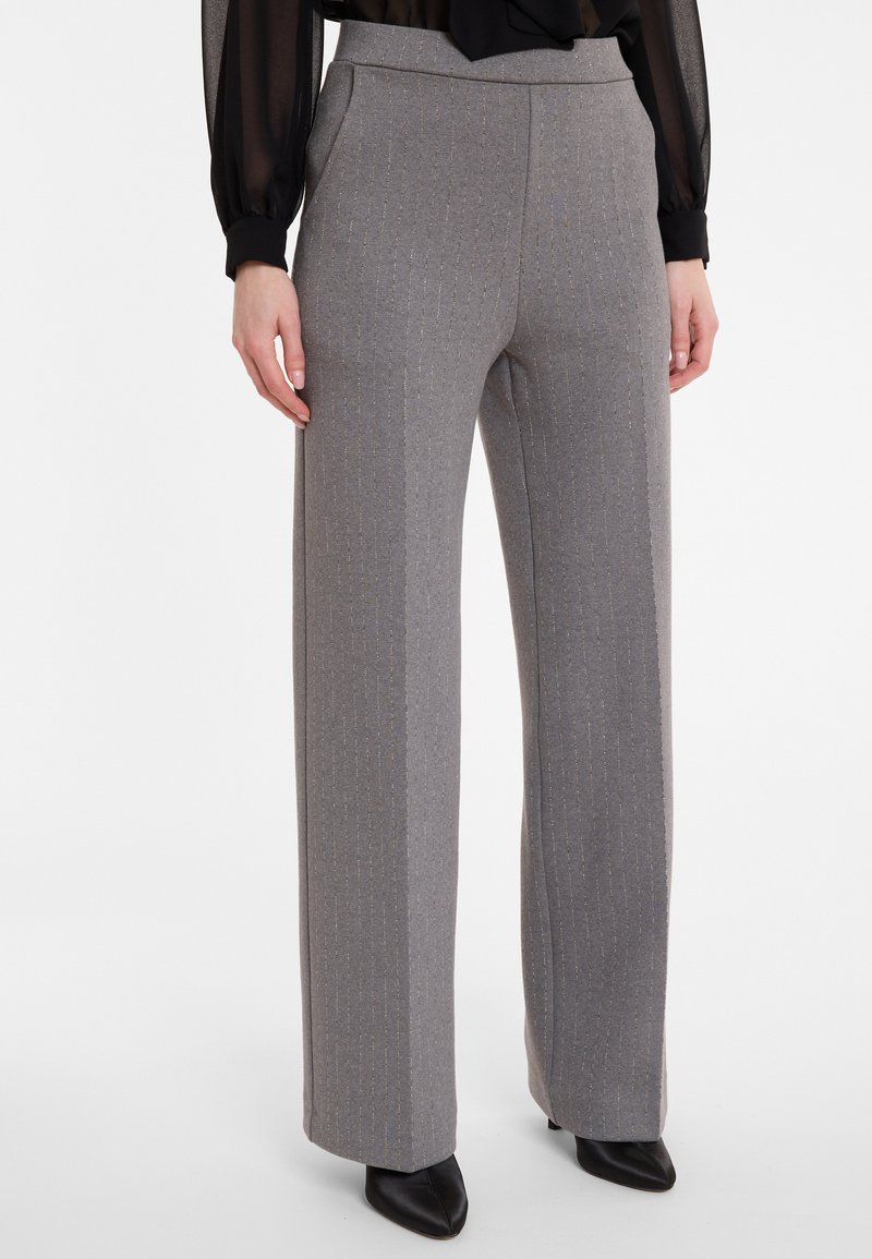 Grijze wijde broek met verticale strepen, gemaakt van gestructureerde stof. Heeft een aangesloten taille en een slanke silhoet.