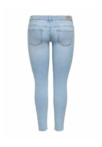 Jean skinny bleu clair montré de dos avec deux poches et une petite étiquette de marque sur la ceinture.