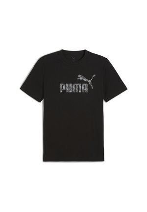 Sort kortærmet t-shirt med grå digital camouflage Puma-logo og tekst centreret på brystet mod en hvid baggrund.