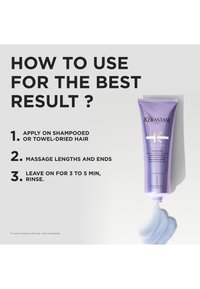 Lilla klemmeflaske med Kérastase hårprodukt med hvit krem som renner ut. Bruksanvisning i svart tekst på en lys bakgrunn.