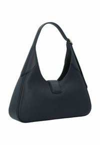 Borsa hobo in pelle nera con texture liscia, forma triangolare e manico corto. Presenta una chiusura a pattina e dettagli di cucitura discreti.