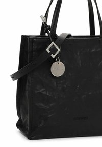 Svart läder tote bag med en strukturerad form, med en avtagbar axelrem, metallbeslag och en cirkulär logotagg.
