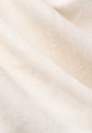 Nahaufnahme eines elfenbeinfarbenen, strukturierten Stoffes mit sichtbarem Webmuster und feinen diagonalen Falten.