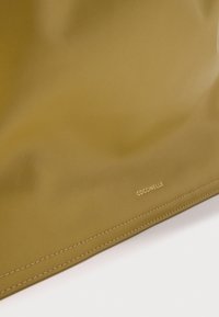 Borsa a tracolla in pelle verde oliva con texture liscia, design minimalista e dettaglio logo dorato. La cucitura lungo i bordi crea un contrasto sobrio.