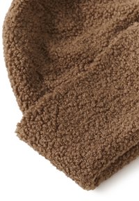 Un material textil de culoare brown cu o suprafață texturată și fuzzy, ondulată, pliat frumos. Materialul pare moale și cald, potrivit pentru îmbrăcăminte sau accesorii.