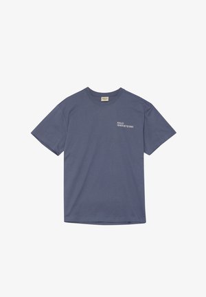 Kortærmet T-shirt med rund hals i marineblå bomuld, med "HALO" og tal trykt i hvid på venstre bryst. Glat tekstur.