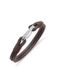 Bracciale in pelle marrone con cinturini intrecciati, un accento intrecciato e un dettaglio metallico con il logo "POLICE". Texture liscia, design casual.