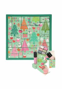 Joulukalenteri vihreällä taustalla, jossa on värikkäitä jouluteemaisia kuvastoja. Sisältää kosmetiikkaa vaaleanpunaisessa ja pastellisessa pakkausmuodossa.