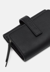 Czarny skórzany portfel o teksturowanym wykończeniu, z klapką i suwakiem. Wytłoczone logo na pasku.
