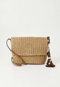 Proplétaná slaměná kabelka přes rameno s hnědým koženým popruhem, vybavená přehýbací klopou a ozdobnou střapcem s barevnými korálky.