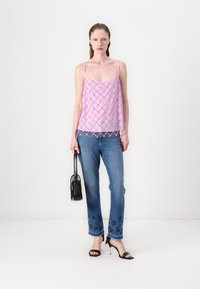 Rožinė, permatoma camisole su deimantų raštu. Derinama su šviesiai mėlynais džinsais, papuoštais gėlių siuvinėjimu ant aplinkų. Juoda rankinė ir sandalai su dirželiais.