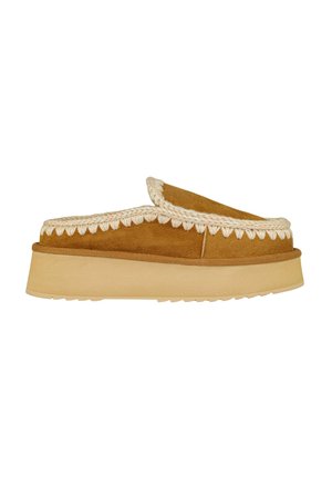 Pantofole in suede marrone con un bordo intrecciato crema, design slip-on e una suola spessa di un beige chiaro con una superficie testurizzata.