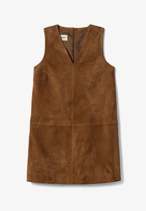 Abito senza maniche in camoscio marrone con scollo a V profondo e chiusura a zip discreta sul retro. Texture liscia e design semplice e pulito.