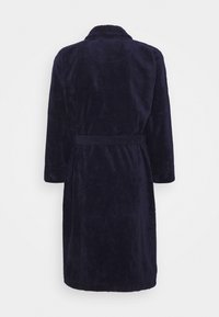 Accappatoio blu navy realizzato in morbido tessuto testurizzato, con maniche lunghe, colletto e cintura in vita. Lunghezza fino al polpaccio.