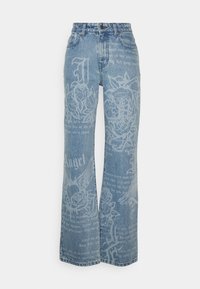 Ljusblå denimjeans med vida ben, prydda med präglande rosor och textmönster i en ljusare nyans, hög midja och klassisk femficksdesign.