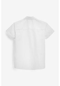 Korte mouwen witte shirt met een klassieke kraag, gemaakt van gladde stof. Beschikt over een yoke-detail en een rechte zoom aan de achterkant.