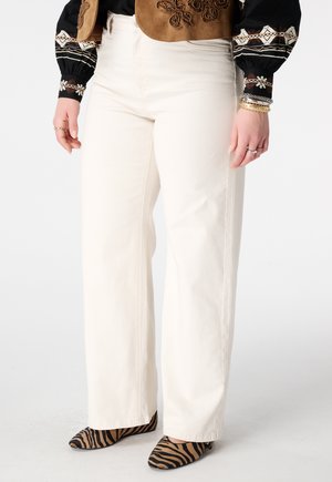 NOT TRANSLATED - Jean droit - sand