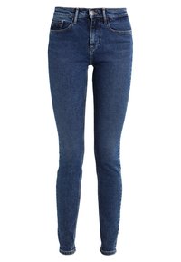 Jeans skinny de mezclilla azul con cintura alta, que presentan un diseño clásico de cinco bolsillos y un sutil detalle de costura a lo largo de las costuras.