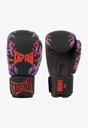 Par de guantes de boxeo negros con patrones de llamas púrpuras y rojas, logotipo "TAPOUT" en la parte frontal y texto "ORIGIN 10 oz" en las correas de la muñeca.