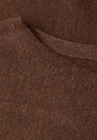 Tessuto di maglia marrone con una consistenza morbida, presenta un collo rotondo e sottili variazioni di colore, evidenziando la qualità del suo materiale.