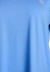 Hellblaues Sportshirt aus glattem, atmungsaktivem Stoff mit V-Ausschnitt und dezenten strukturierten Akzenten.