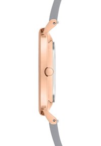 Metalen horloge met een roségouden kast, ronde vorm, en een gladde zilveren wijzerplaat, met een grijze band en kroon detail aan de zijkant.