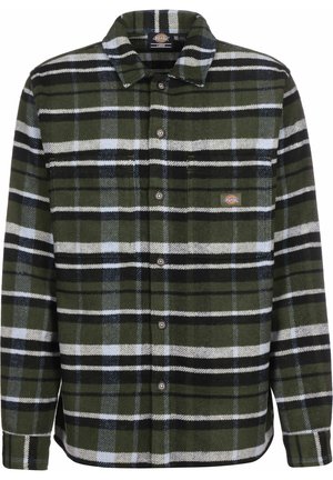 Camisa de cuadros verde, negra y blanca con botones, manga larga, cuello y pequeño bolsillo en el pecho con parche de logo.