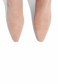 Zapatos de ante nude de punta con una textura suave. El diseño presenta una silueta elegante y una apariencia minimalista.