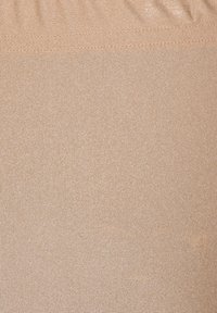 Jasnobeżowa tkanina o gładkiej, elastycznej fakturze. Posiada subtelny połysk i jest wizualnie jednolita, bez wzorów ani ozdób.