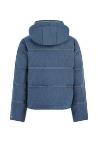 Blauwe gewatteerde jas met horizontale stiksels en aangehechte capuchon, van achteren getoond op een witte achtergrond.