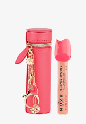 NUXE, PLUMPING LIP SERUM WITH LIP CASE & CHARMS - Lippenbalsam