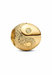 Goldfarbener Yin-Yang-Anhänger mit einer glatten und einer strukturierten, gepunkteten Hälfte, die zwei kontrastierende runde Akzente aufweist. Abgerundete Form.