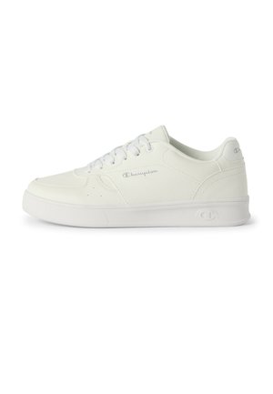 Biały niski sneaker Champion z sznurowadłami, logo na boku i pięcie oraz czystą gumową podeszwą, widziany od zewnętrznej strony.