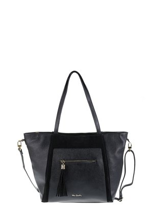 Sac fourre-tout noir avec des accents en cuir texturé et en daim, présentant une poche zippée à l'avant, des éléments en métal doré et un détail de frange. Deux poignées pour l'épaule.