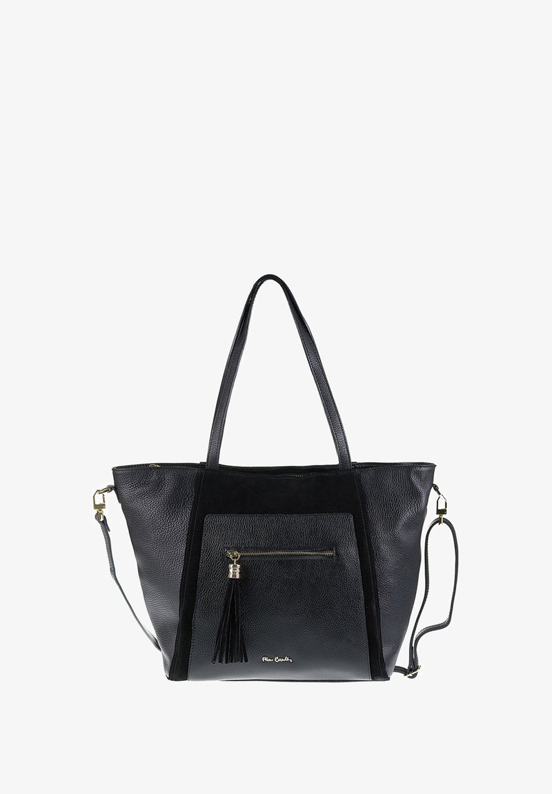 Zwarte tote bag met een textuur van leer en suède accenten, voorzien van een voorste ritszak, gouden hardware en een kwastdetail. Twee schouderbanden.