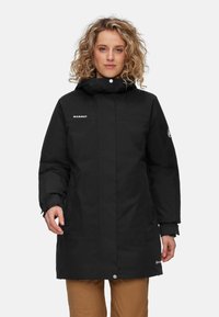 Parka nera impermeabile con cappuccio, dotata di zip frontale, bottoni a pressione e logo sul petto; texture liscia e design a vestibilità standard.