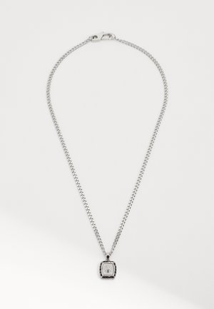 Collana in metallo argentato con ciondolo rettangolare caratterizzato da una superficie testurizzata e gemme incastonate. Si chiude con un gancio a molla.