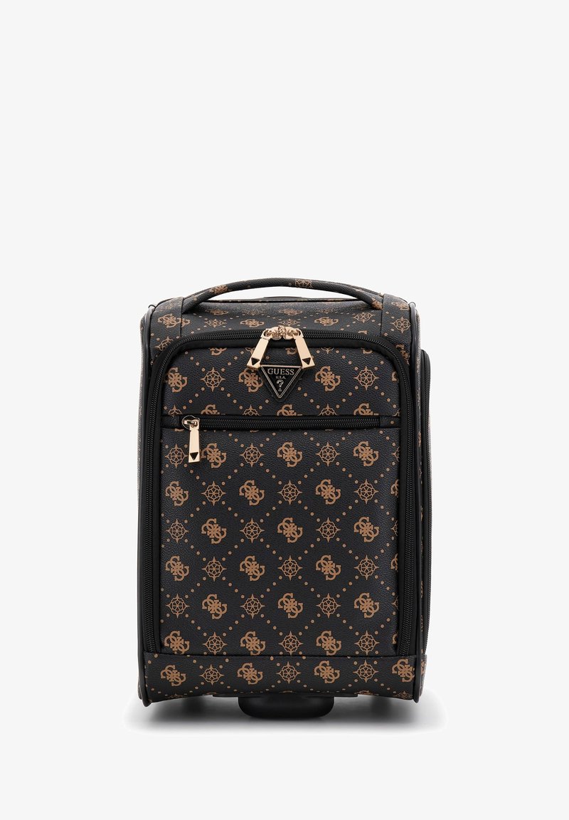 Valigia a rotelle dei Guess con motivo nero e marrone, maniglia superiore, tasca frontale con zip e tirazip dorati.