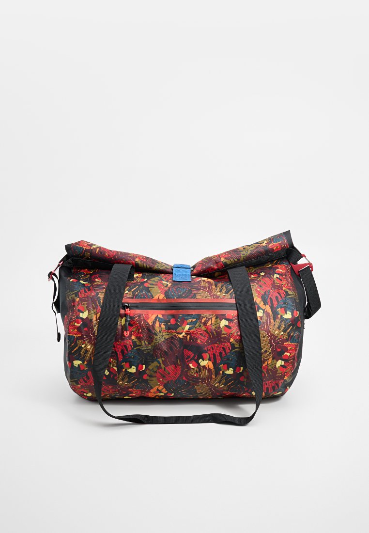 Borsa da viaggio floreale nera e rossa con un motivo testurizzato, caratterizzata da un accento blu, chiusura con pattina superiore e due spallacci neri.