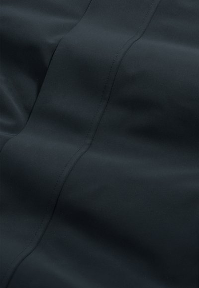 Tessuto nero con una texture liscia, caratterizzato da cuciture sottili e una superficie leggermente riflettente. Nessun motivo o accento distintivo visibile.