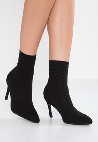 Buffalo Botines de tacón - black