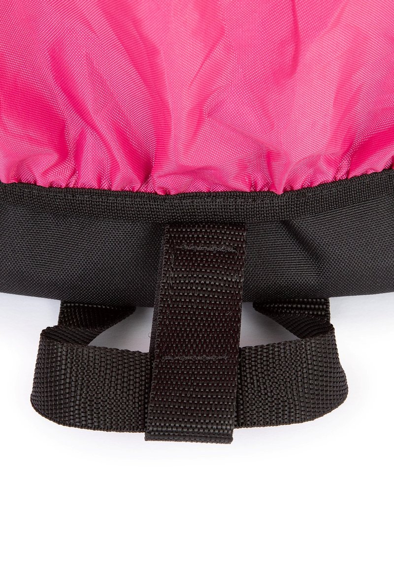 Sac en nylon rose avec un haut resserré, présentant une sangle texturée noire en bas pour un maintien sécurisé. Conception durable et légère.