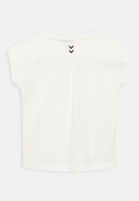 Hvid bomulds t-shirt med korte ærmer, med en trekantet rygflap og tre små sorte chevron-detaljer nær halsen.
