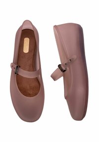 Bailarinas rosas de goma tipo Mary Jane con punta redonda, plantilla texturizada y tira ajustable con detalle metálico.