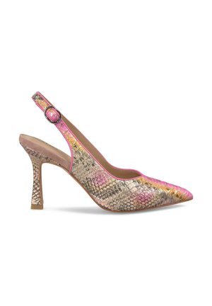 Slingback hoge hak schoen van goudkleurig synthetisch materiaal met roze accenten, gespitse neus, gestructureerd schubbenpatroon en een smalle hak.