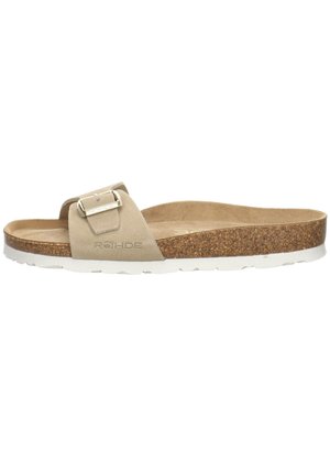 Beige Wildledersandalen mit einer Korksohle, ausgestattet mit einem verstellbaren Riemen und einer Schnallenakzentuierung. Die Außensohle ist weiß und strukturiert für besseren Halt.