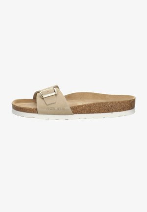 Beige Wildledersandalen mit einer Korksohle, ausgestattet mit einem verstellbaren Riemen und einer Schnallenakzentuierung. Die Außensohle ist weiß und strukturiert für besseren Halt.