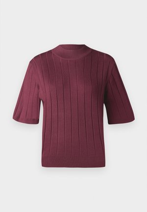 Suéter burdeos de manga corta con textura acanalada, cuello alto y silueta ajustada. Material de punto suave con franjas horizontales.