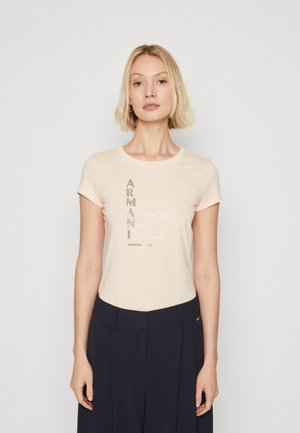 T-shirt a maniche corte beige chiaro con scollo rotondo. Presenta una grafica mista con testi in diverse tonalità e stili centrata sul davanti.